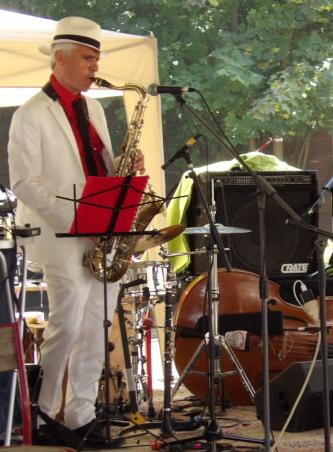 Gégé au saxophone ténor sur la scène de la Guiguette de la butte pinson à Pierrefite sur scène 