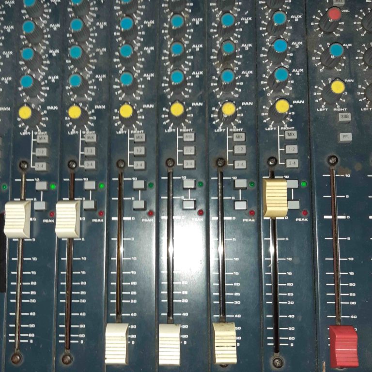 Détail d'une table de mixage soundcraft, prise dans un studio de répétition. Console analogique vintage.
