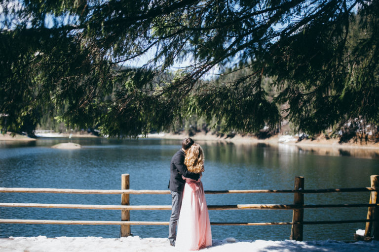 Un couple de mariés en photo devant un lac. Photo retouchée avec photoshop