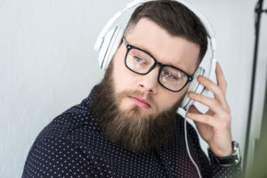 Homme écoutant de la musique avec un casque HI-FI