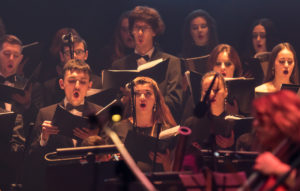 Chorale en gros plan avec des micros en premier plan