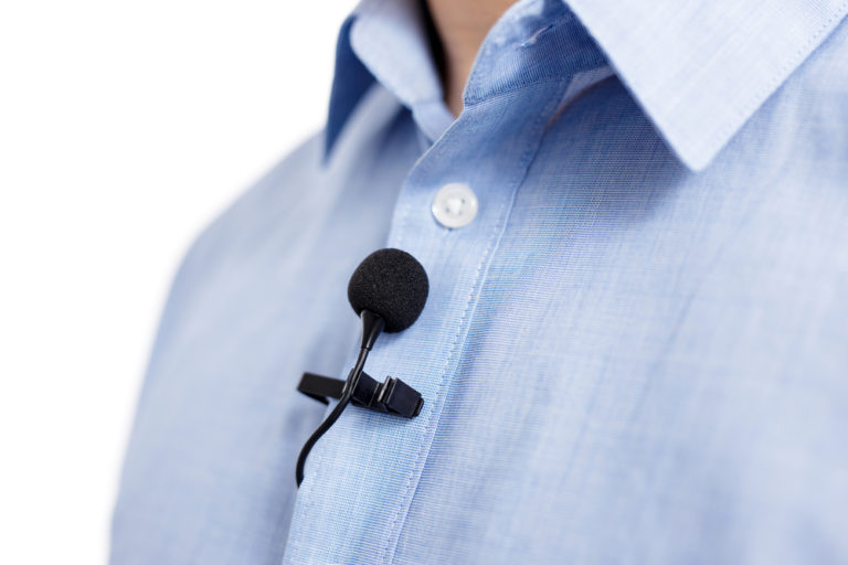 Micro cravate sans fil porté au revers d'une chemise