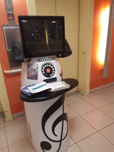 Borne Mélo: machine à karaoké dans un Ephad avec un écran et un cahier de chansons