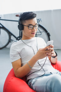 Homme écoutant de la musique sur son smartphone avec un casque audio